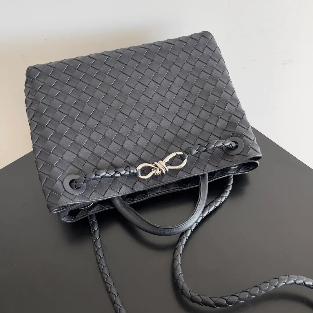 The 2023 new Andiamo batch of 2260 BV has been shipped‼ ️Really popular🔥The new Andiamo woven handbag launched by Bottega Veneta this season is really popular all over the world! ! Celebrities at home and abroad have worn it, and Oscar-winning actress Michelle Yeoh has taken it out on the street. Song Jia, Trai Yara, Yu Feihong, Sanji Ayaka, Rosie Hunting-Whiteley, Yoshioka Riho, etc. have all picked up this bag. It is classic and versatile, showing off its temperament, and the bag capacity is also large, which is very convenient for daily commuting! ! A variety of carrying methods, the shoulder straps can be adjusted by yourself, the original lambskin feels soft and delicate, and the unisex style breaks the gender boundaries and brings a more practical and long-lasting use experience. Andiamo, which has both elegant and casual styles, perfectly interprets the true appearance of "fashionable old money style". Style number: 743572 Size: 32*24*12